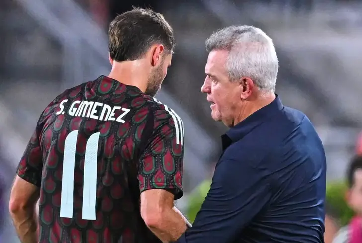 Javier Aguirre respaldará a Santi Giménez siempre y cuando esté al 100 por ciento