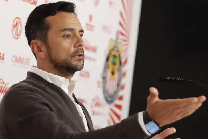 La directiva de Chivas tiene como prioridad gestionar la salida de Pulido