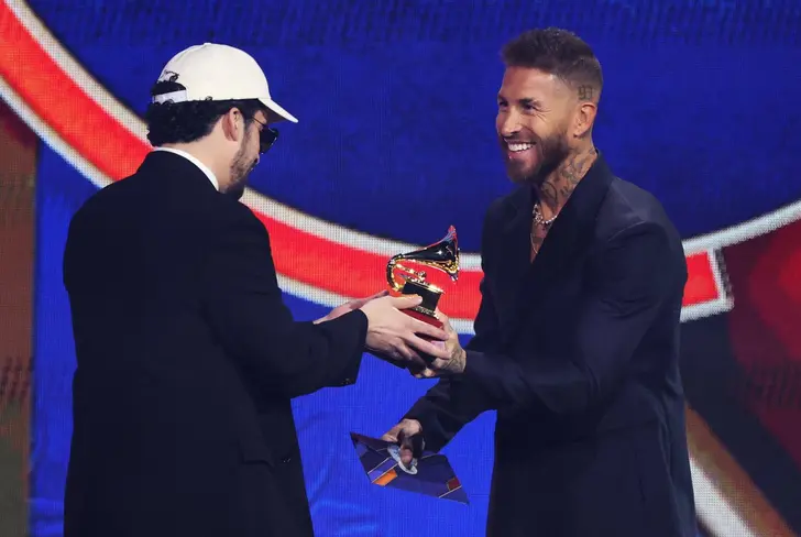 Sergio Ramos fue el invitado en darle el grammy a Bad Bunny