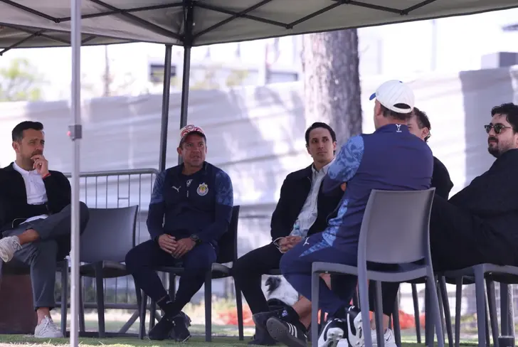 Chivas tuvo una reunión entre directiva, dueño y cuerpo técnico / Foto: Jesús Bernal