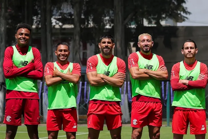 William Barboza a un lado de las grandes figuras del Toluca.