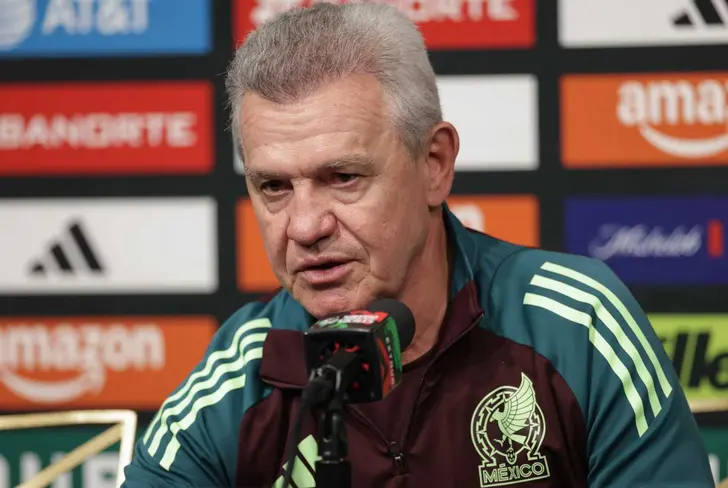 Javier Aguirre llevará a Santi Giménez siempre y cuando esté al 100 por ciento físicamente