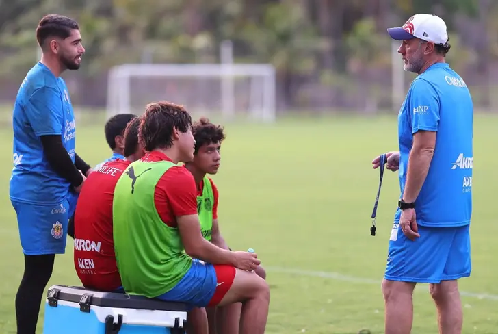 Gabriel Milito buscará cimentar una base sólida en Chivas