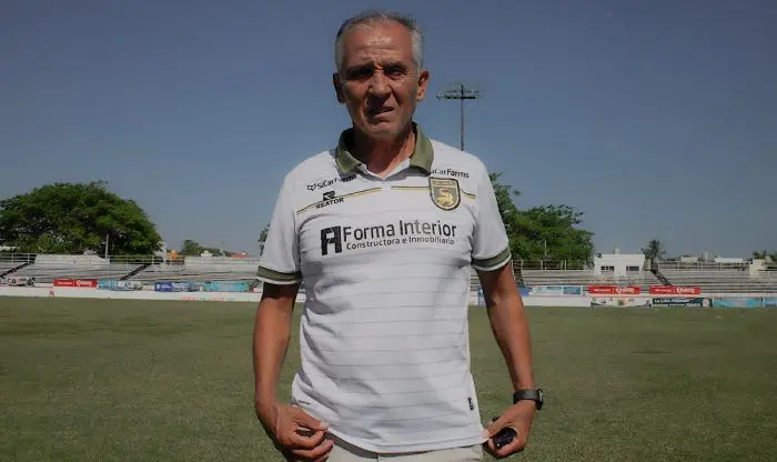 Bueno llegó a dedicarse a la venta de casas para sacar adelante a este club.