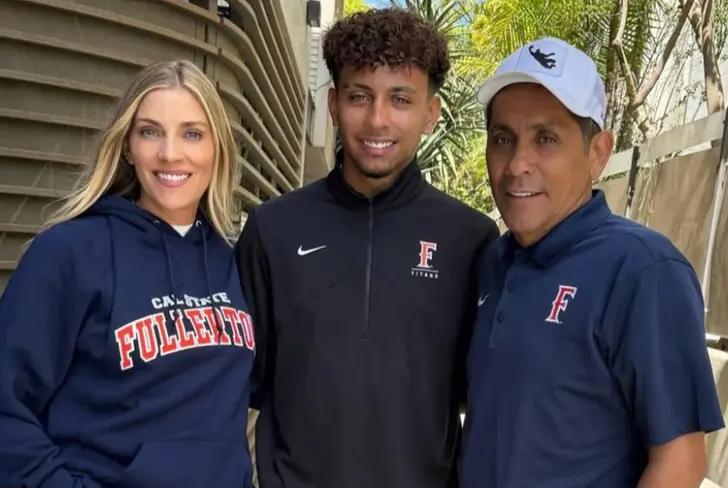 Antonio Campos junto a sus padres