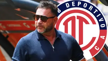 Antonio Mohamed junto al escudo del Toluca / FOTO JUAN FÚTBOL