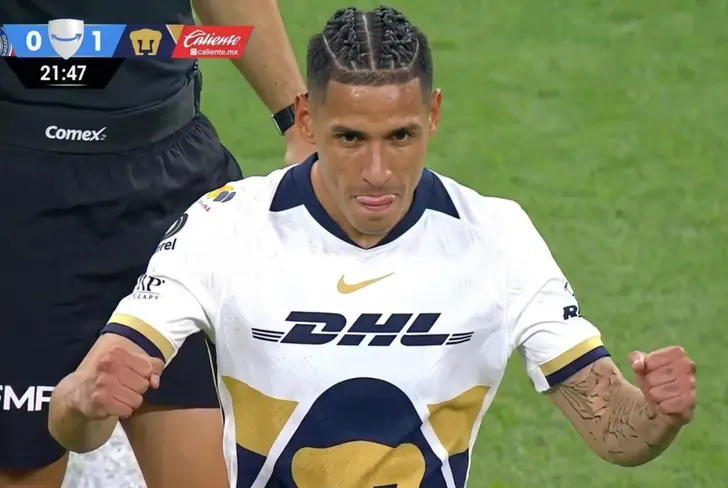 Antuna festejando su gol con Pumas