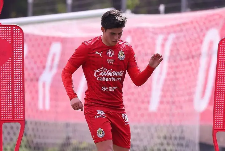 Jonathan Pérez sigue preparándose para sumar sus primeros minutos con Chivas