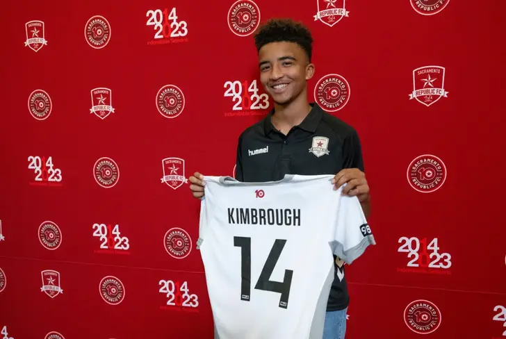 Kimbrough es el jugador más joven en firmar un contrato profesional en EEUU