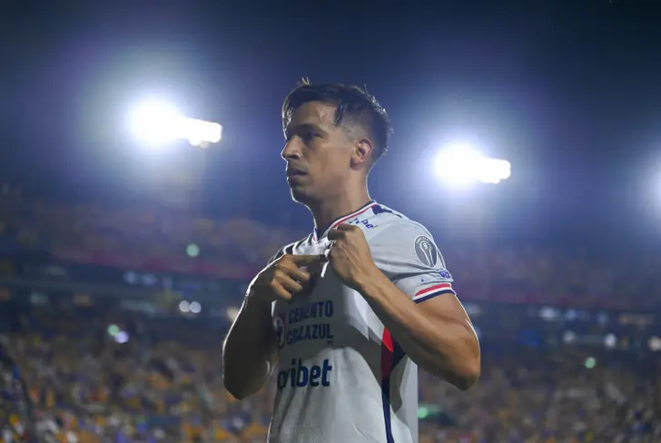 Sepúlveda se señala el escudo de Cruz Azul de su playera.