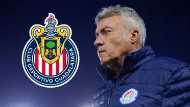 Domènec Torrent junto al escudo de Chivas / FOTO CLARO SPORTS