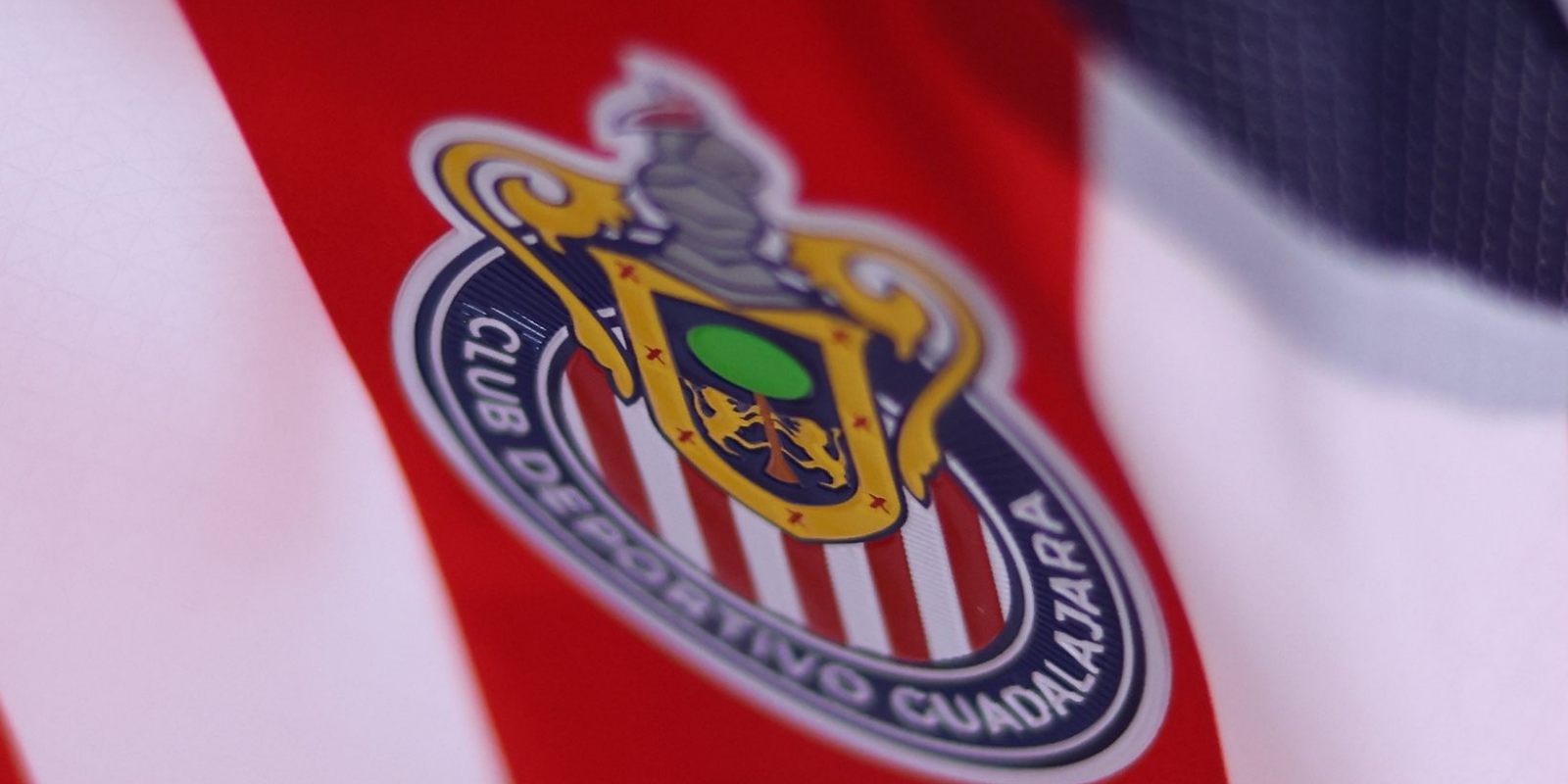Escudo en jersey. Foto: Chivas