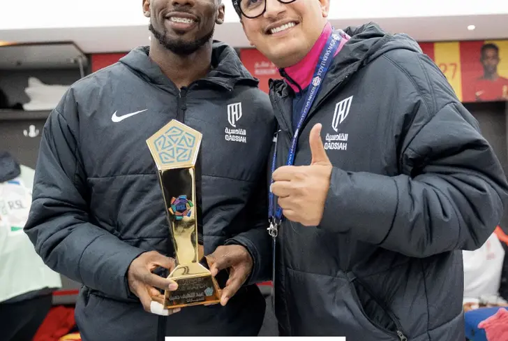 Julián Quiñones recibe premio como el mejor jugador del mes en Arabia Saudita