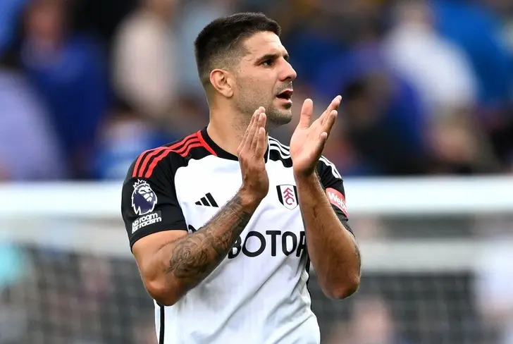 Mitrović pasó de ser compañero de Raúl en Fulham a firmar por el Al Hilal