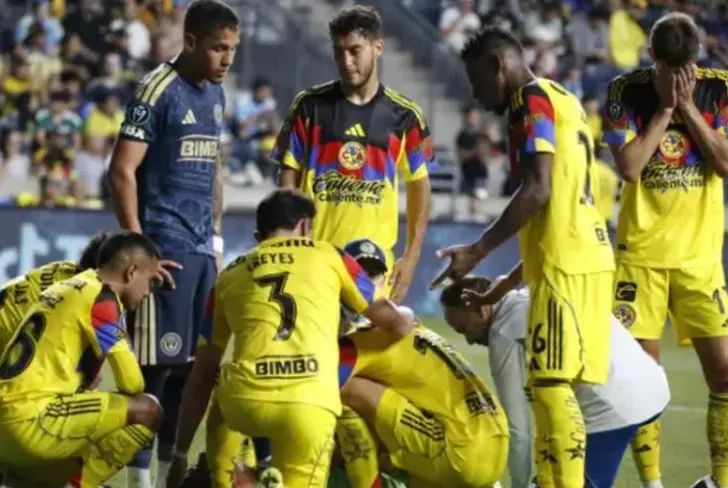 Dourado se lleva las manos a la cabeza mientras sus compañeros intentan acompañar a Malagón tras su lesión