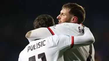 Giménez y Pulisic en abrazo. Foto: Marca
