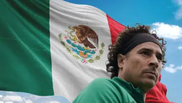 Guillermo Ochoa junto a la bandera de México / FOTO RÉCORD