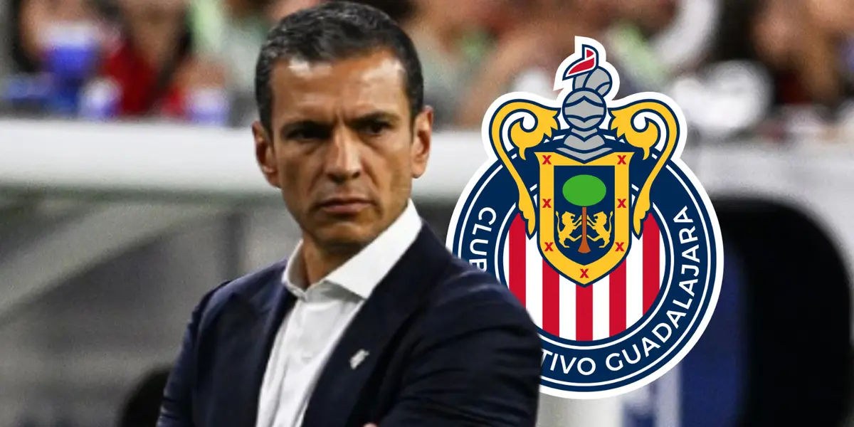 Jaime Lozano junto al escudo de Chivas / FOTO OVACIONES