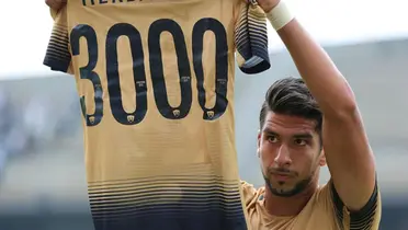 Lalo Herrera mostrando playera/ Foto Pumas.