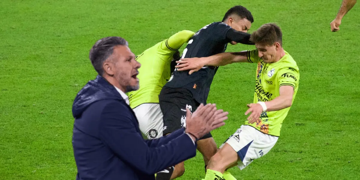 Martín Demichelis aplaudiendo y jugadores de Rayados y Puebla/ Foto Podium Deportes.