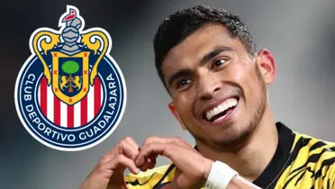 Orbelín Pineda junto al escudo de Chivas / FOTO SPORT ILLUSTRATED