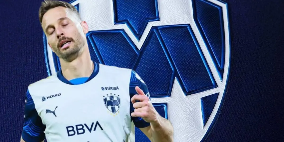 Sergio Canales junto al escudo de Monterrey / FOTO GOAL