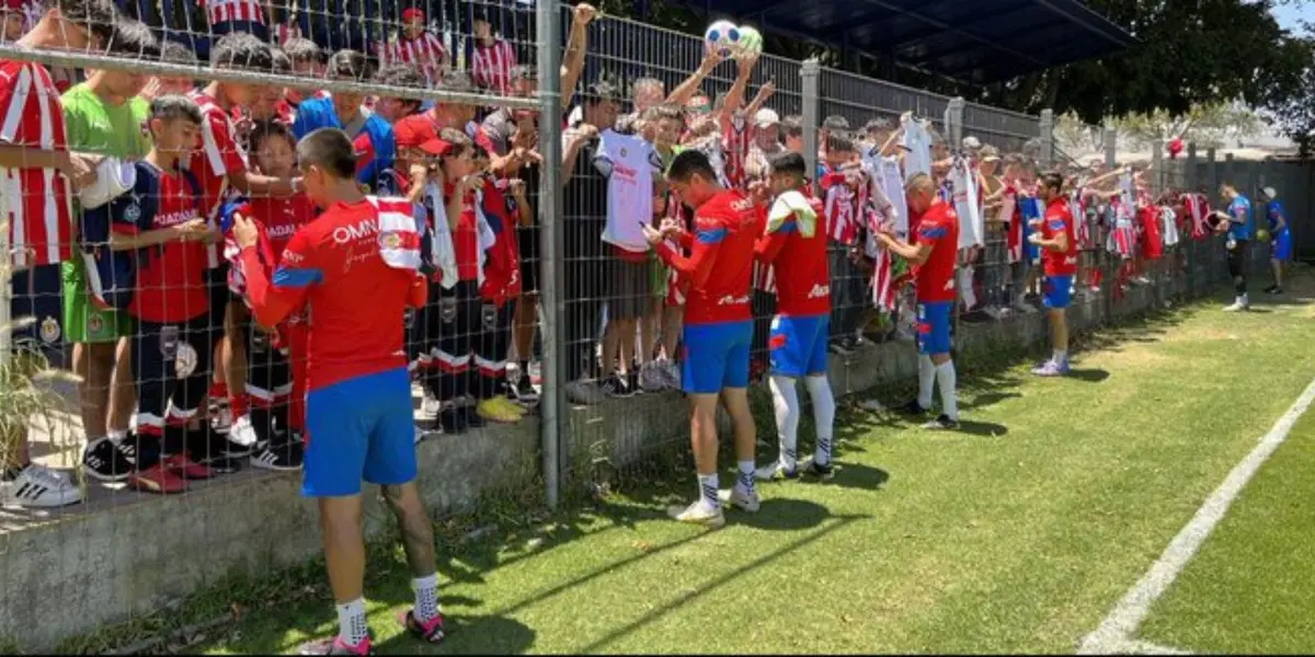 Un defensa y un mediocampista podrían estar pasando sus últimas semanas con el Guadalajara si sus situaciones no se resuelven pronto
