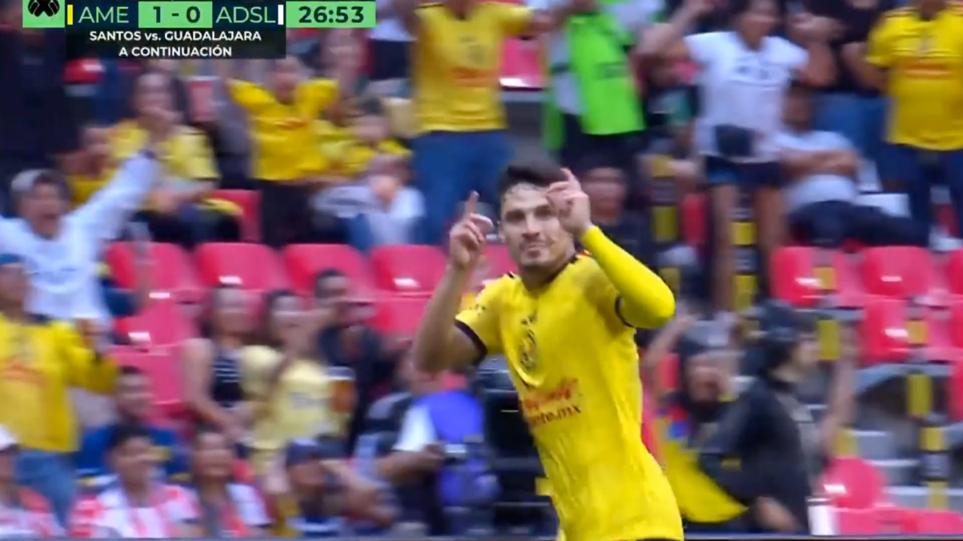 El festejo de Raphael Veiga a Guillermo Almada tras el gol ante San Luis