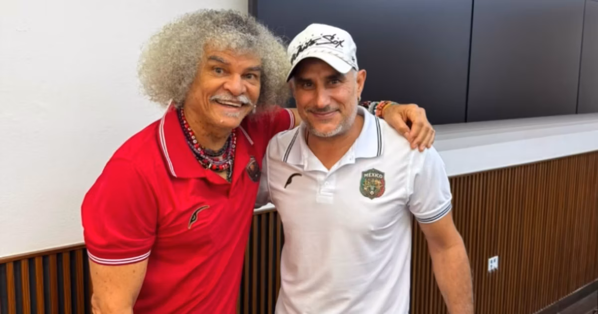 Salvador Carmona junto al futbolista colombiano Carlos "El Pibe" Valderrama